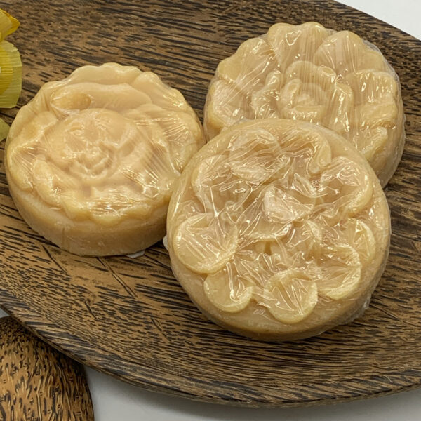 frangipani-soap-round-shape-%e1%9e%9f%e1%9e%b6%e1%9e%94%e1%9f%8a%e1%9e%bc%e1%9e%95%e1%9f%92%e1%9e%80%e1%9e%b6%e1%9e%85%e1%9f%86%e1%9e%94%e1%9f%89%e1%9e%b8-%e1%9e%98%e1%9e%bc%e1%9e%9b