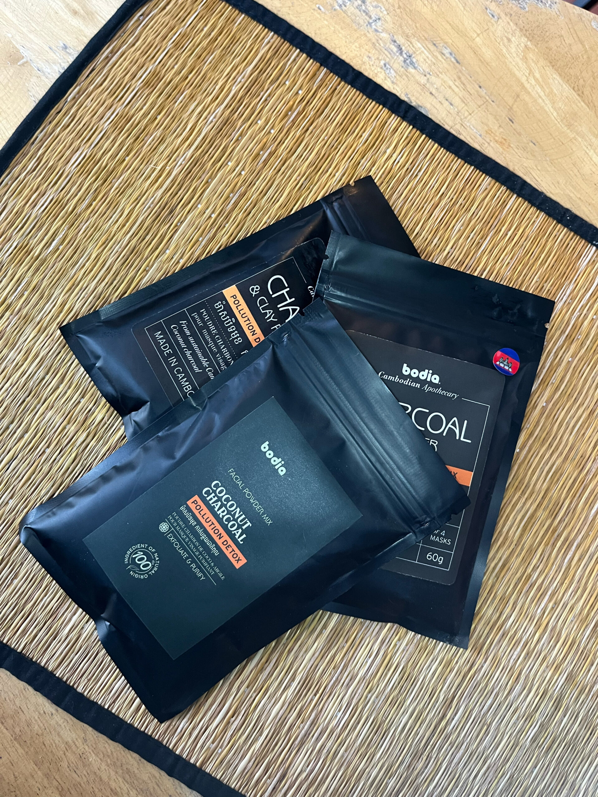 Charcoal pollution Detox - facial powder mix ម៉ាសបិទមុខ កាត់បន្ថយជាតិពុល 60g 2 Charcoal pollution Detox - facial powder mix ម៉ាសបិទមុខ កាត់បន្ថយជាតិពុល 60g - Image 2