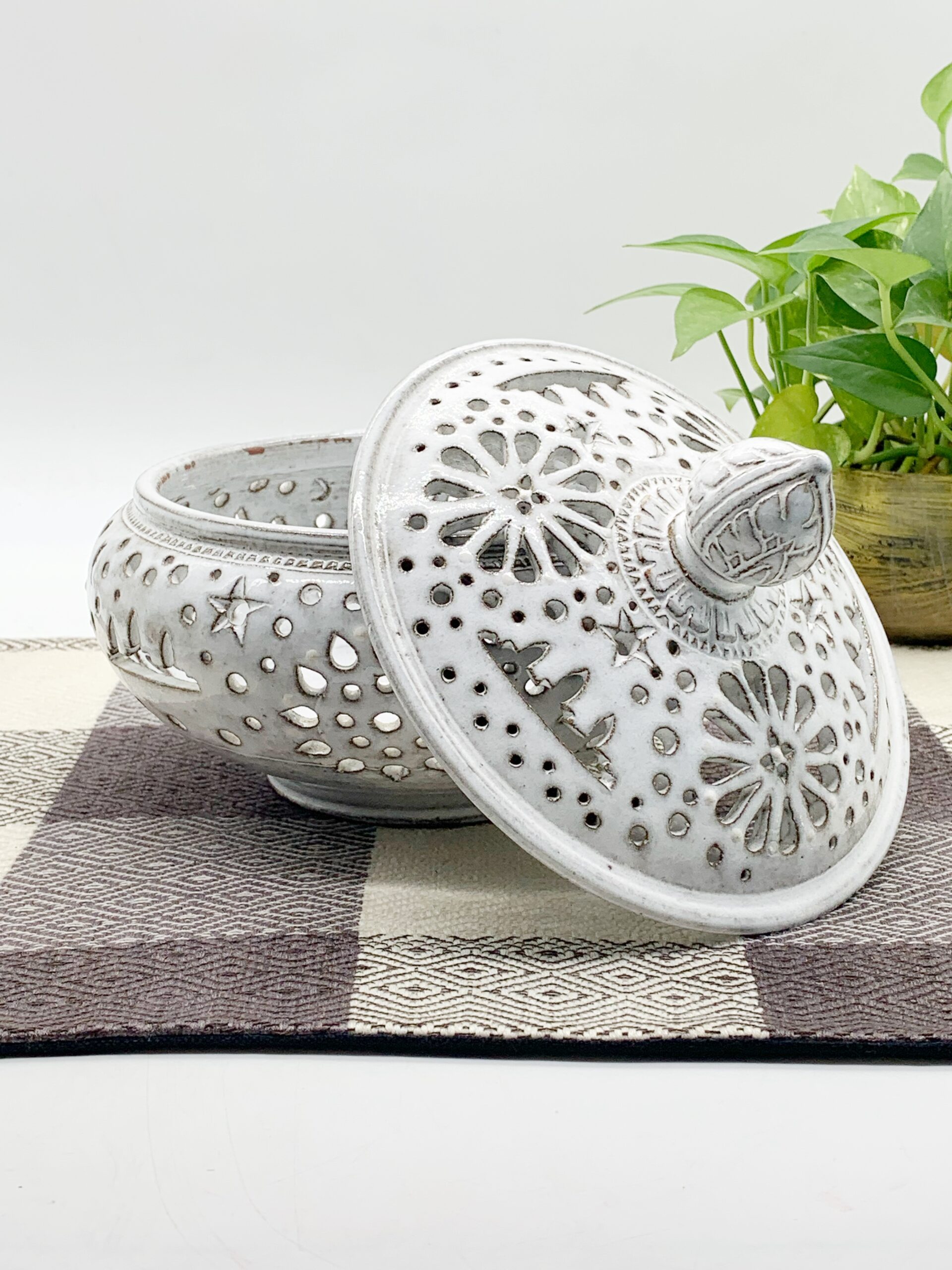 ceramics-cigarette-astray-%e1%9e%94%e1%9f%92%e1%9e%9a%e1%9e%82%e1%9f%84%e1%9f%87%e1%9e%94%e1%9e%b6%e1%9e%9a%e1%9e%b8%e1%9e%92%e1%9f%86