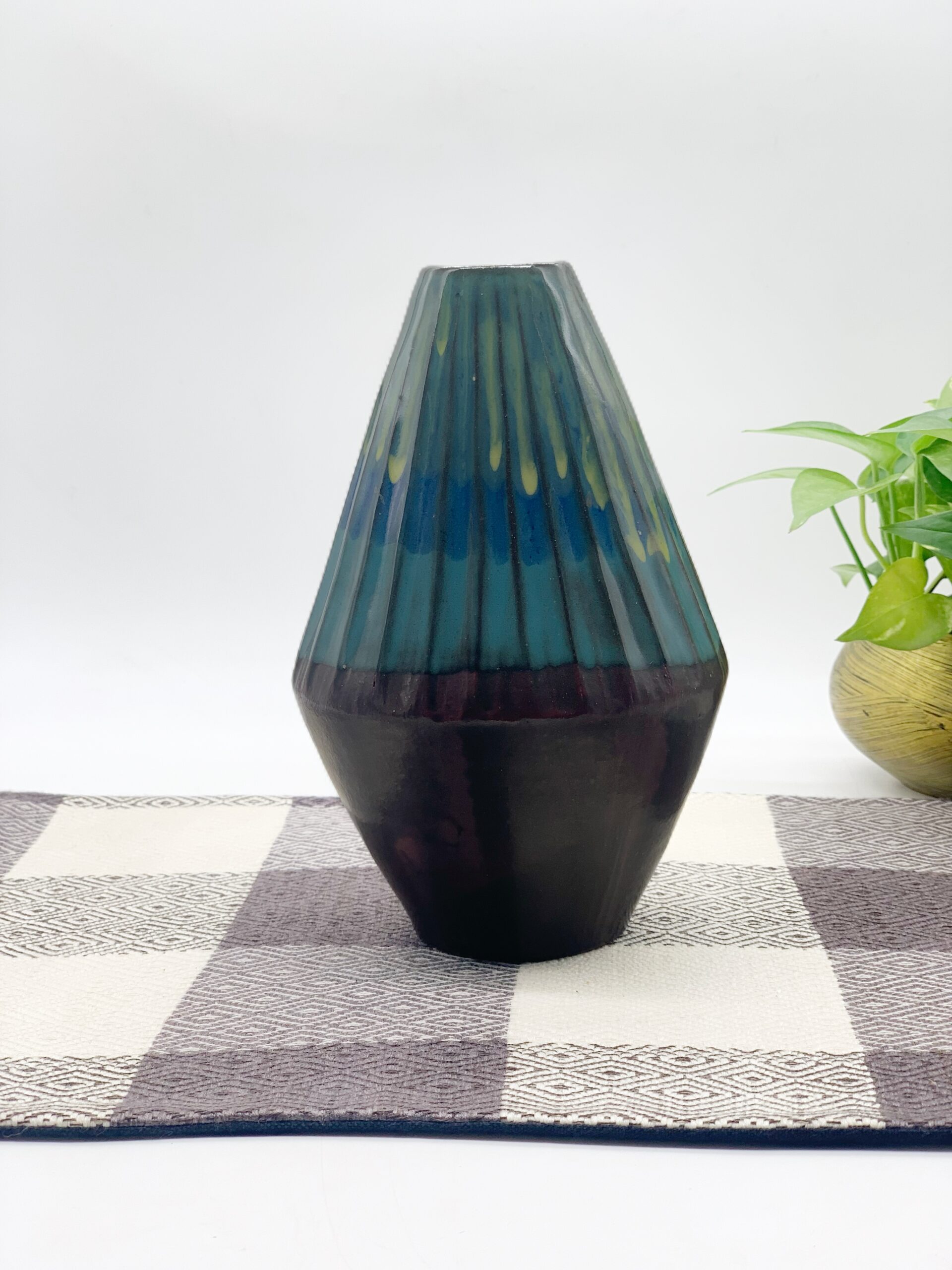 ceramics-round-sharp-vase-%e1%9e%90%e1%9e%bc%e1%9e%98%e1%9e%bc%e1%9e%9b%e1%9e%9f%e1%9f%92%e1%9e%9a%e1%9e%bd%e1%9e%85
